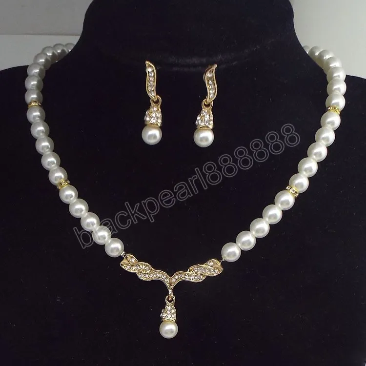 Set di gioielli con collana di orecchini di perle di moda di lusso per accessori per ali da donna regalo per feste di banchetto