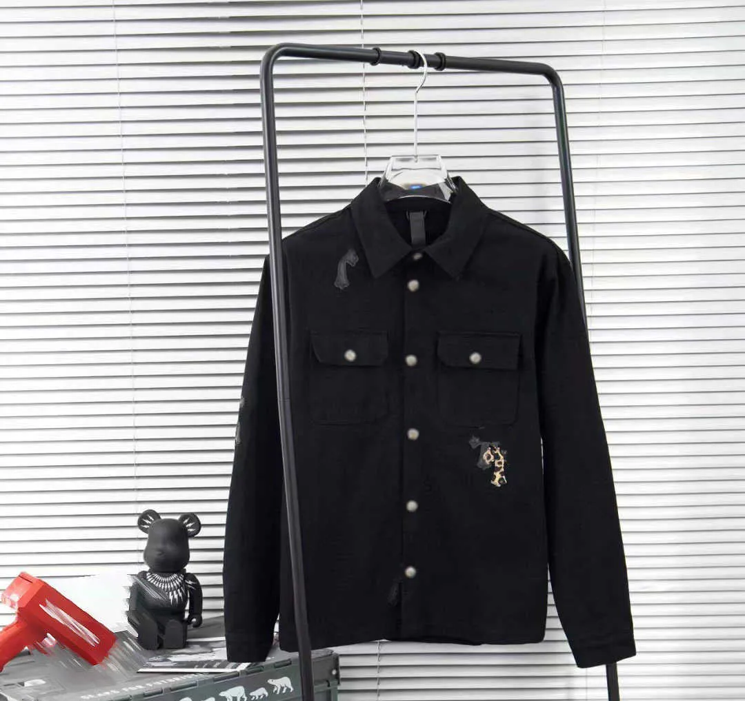 Marca abbigliamento con croce sale