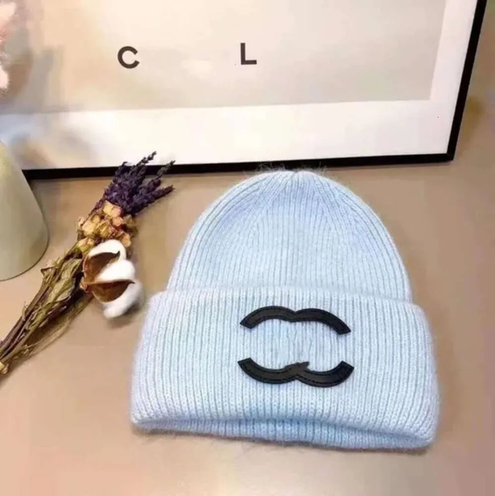 Bonnet de marque pour hommes et femmes, automne et hiver, petit style de parfum, nouvelle mode chaude, assorti avec la lettre CE, chapeau tricoté de haute qualité C34