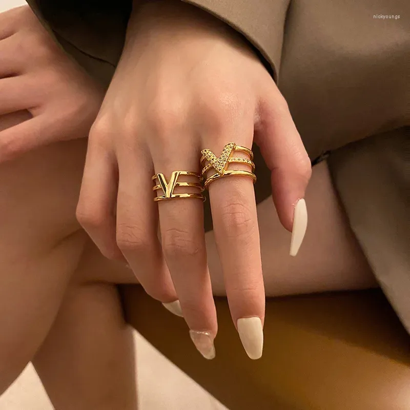 Кольца кластера, роскошное позолоченное кольцо с кристаллами, геометрический V-образный шарм для женщин, свадебные эстетические украшения из нержавеющей стали AJZ12