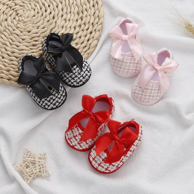 Eerste wandelaars Baby Girl Princess Shoes Toddler Non-Slip Flat Soft Sole Cotton Crib Mooie vlinder-knoop baby