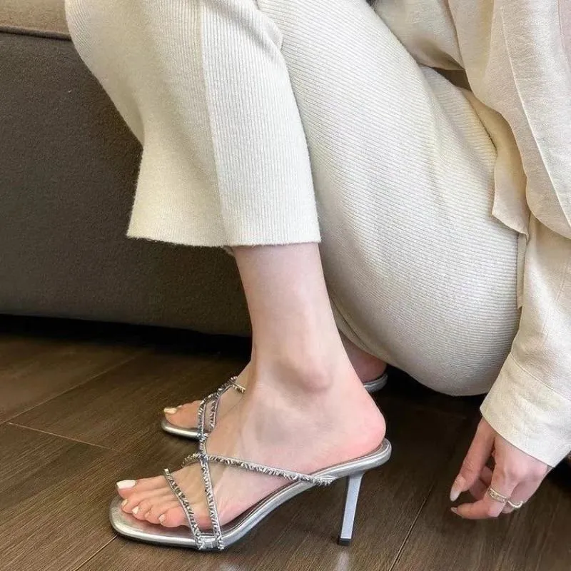 Sandalias de mujer a la moda con correa cruzada de cristal 2023, chanclas con punta abierta, zapatos de gladiador para mujer, tacones altos con tiras sexis