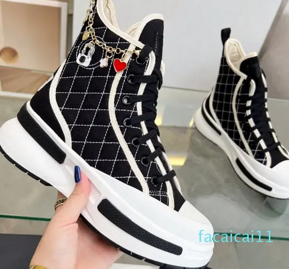 F/W Womens Designer Sneakers klädskor Midstövlar med kedja hjärtformad dukplattform klackar matelasse quiltad textur snörning tryck juvel