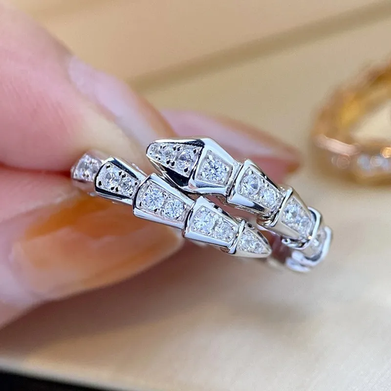 Klassisk kvinnlig stil CZ Micro Pave Snake Shape Band Ring Jewelry for Women Gift