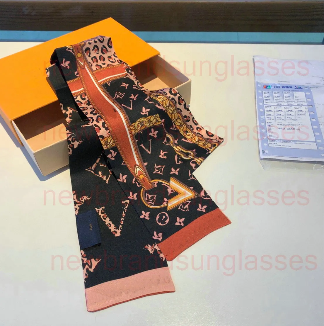 2024 Hot Classic Silk Handbag Bag Scarf pannband Ny kvinnor Letter Blomma Silkgravar Toppkvalitet Släck Suka Hårband Ribbon Vivienne och Beyond Bandeau 75