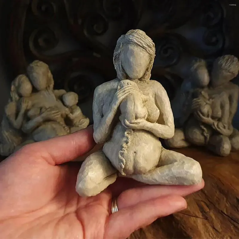 装飾的な置物の家の装飾像の裸の出産の女性の赤ちゃんの手を持っている彫刻が刻まれたモダンな彫刻の装飾ママ飾りのオフィス