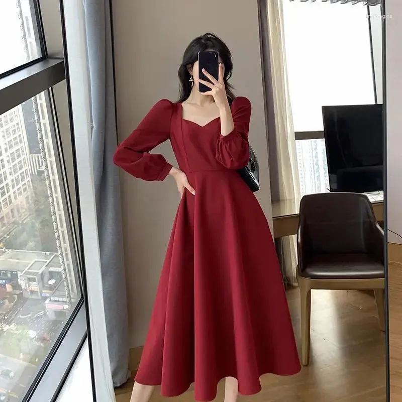 Casual klänningar Elegant lång kjol Fransk knälängd Urban Women's Square Collar Solid Color Ruffled Red Dress Party Bankett Formell slitage