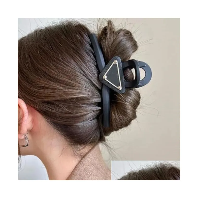 Luxury Barrettes Designer Womens Triangle P Letter Hairpin High Quality Brand Classic Versatile Leisure Hairclips Fashion Black Shark Hairpin Hair