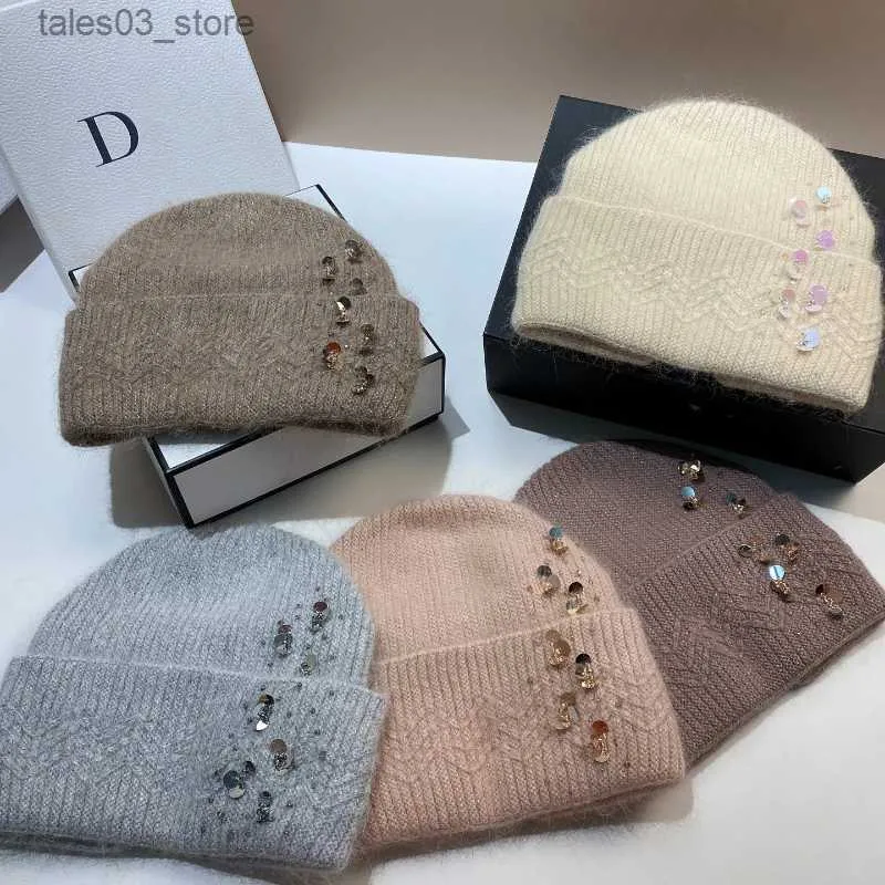 Berretti/berretti con teschio Cappello di alta qualità da donna autunno e inverno nuovo cappello lavorato a maglia con paillettes cucite a mano divise sul retro cappello di pelliccia di coniglio caldo ispessito Q231130