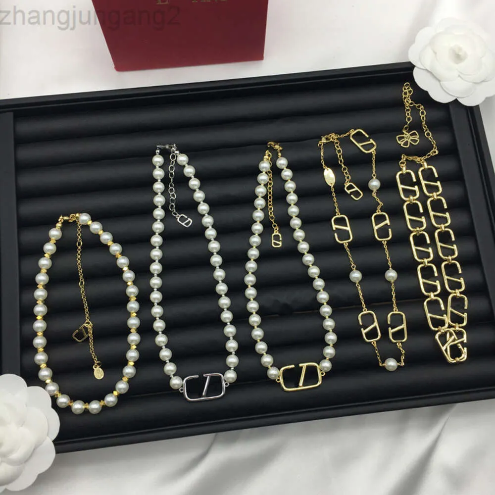 デザイナーバレンタインファッションバランティーノH/Huajia New V Necklace Women's Simple Luxury and Fashion V Letter Pearl Necklace Brass