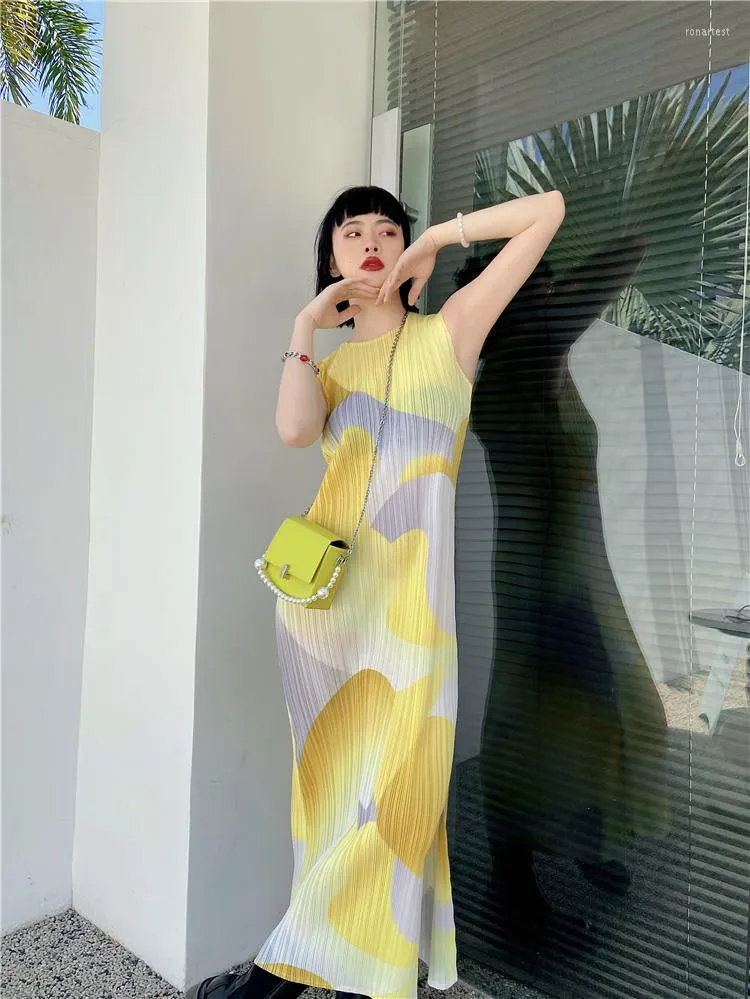 Sukienki swobodne ZCSMLL PLATY Żółtą sukienkę bez rękawów dla kobiet 2023 Summer Designer Side Split Maxi Fashion Estetyczne ubrania estetyczne