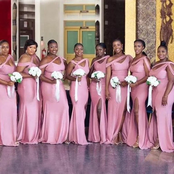2023 Vestidos de dama de honor de color rosa Correas de un hombro Sirena Gasa Hendidura lateral Playa Tallas grandes Vestidos de invitados de boda Ropa de noche formal por encargo