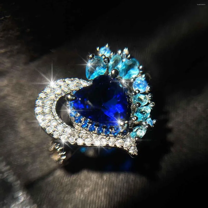 Trouwringen Ring Vrouwelijk hartvormige high-end persoonlijkheid Donkerblauwe multicolor CZ sieraden Stage Performance Accessoires Gift