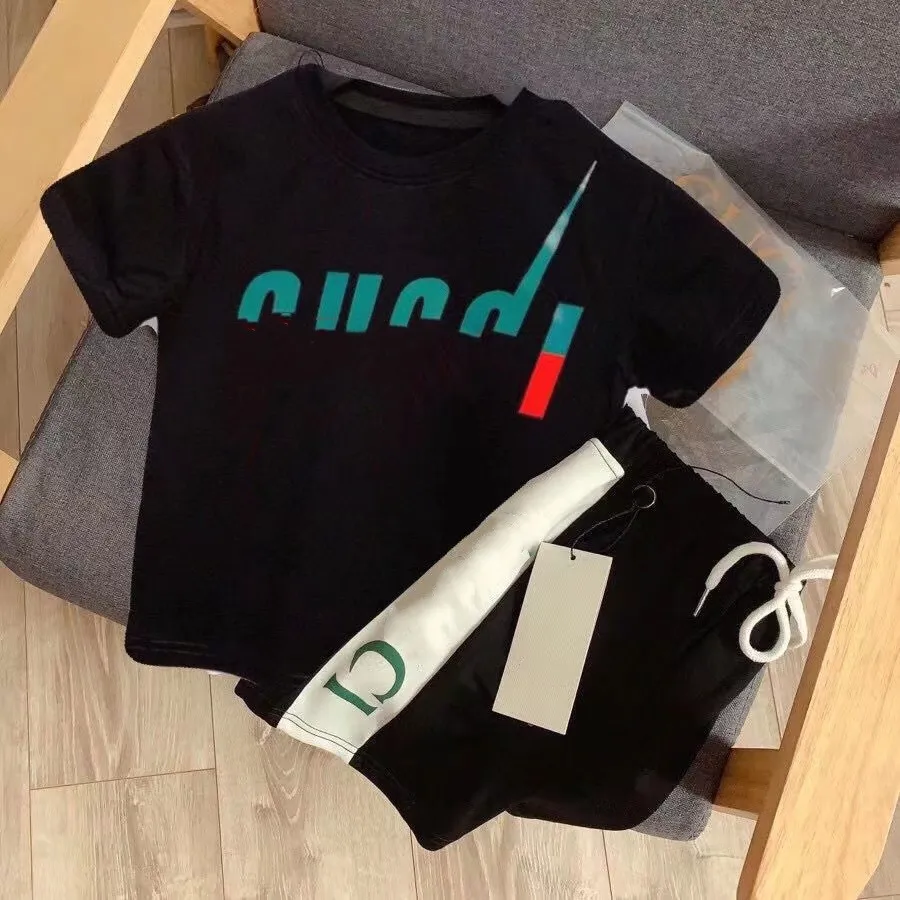 Kleinkind-T-Shirt, Babykleidung, Kinder-Sets, Kinder-Designer-Set, 1–15 Jahre, Mädchen, Jungen, T-Shirt, luxuriöse Sommer-Shorts, Ärmel mit Buchstaben-Tags, klassisch