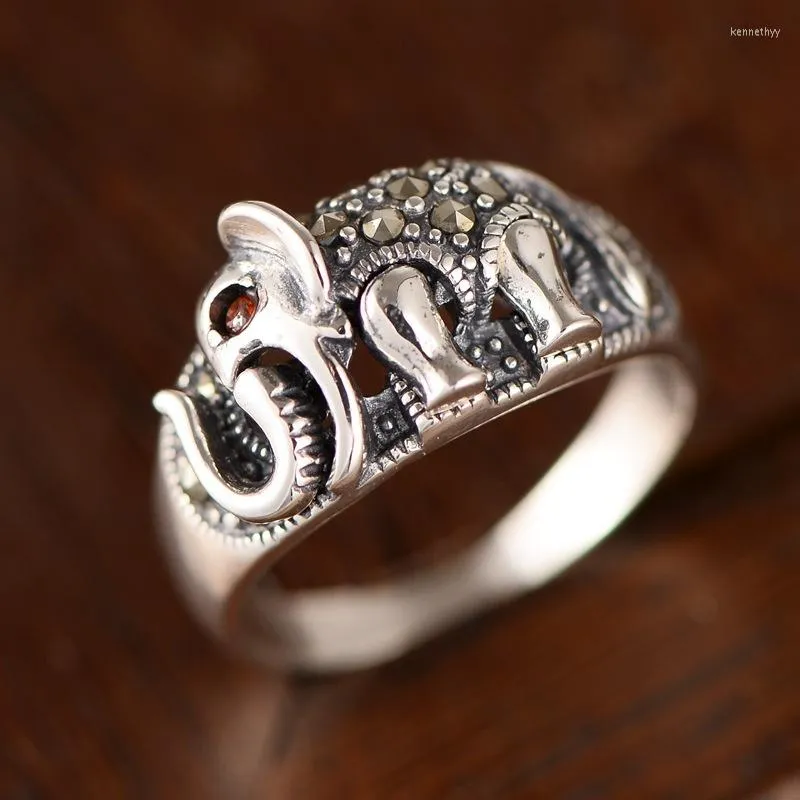 Klusterringar SS925 Sterling Silver smycken Retro Thai Elephant Inlaid Maxey Stone Stone Stängd ring