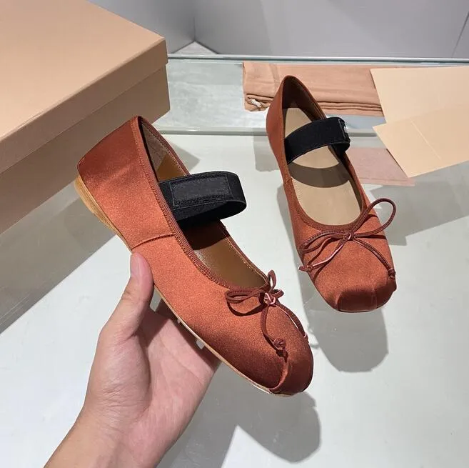 Miui Shoes Womens Boat Shoes Designer Brand Ballet Bow Flat Mary Jane快適なレトロエラスティックバンド黒と白のピンクグレーレッドブラウンカジュアルボートシューズ。 。 TPR3