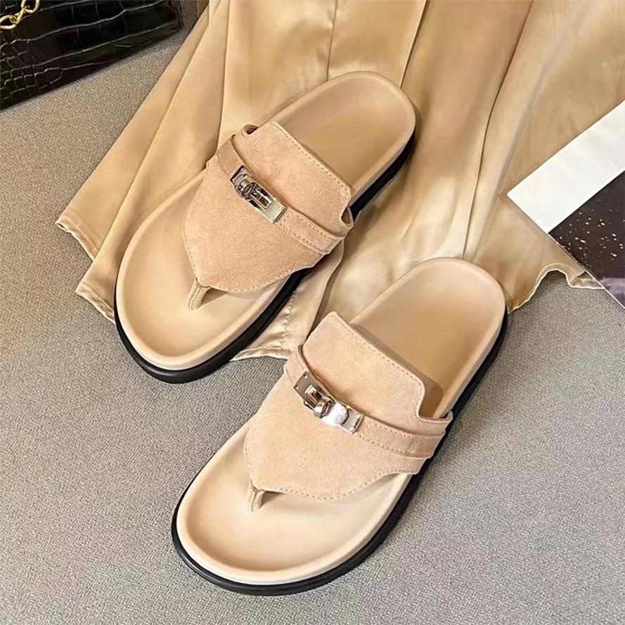 Chinelos femininos de luxo Sapatos império Sandália bege Sable blanc Designer senhora Chinelos de verão Sandálias de plataforma com botão de metal