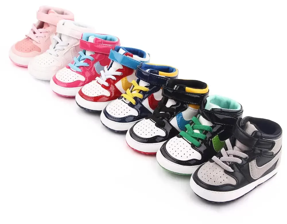 Babyskor 0-18 månader Barn Flickor Pojkar Småbarn First Walkers Anti-halk Mjuk sula Bebe Mockasiner Spädbarn Spjälsäng Skor Sneakers