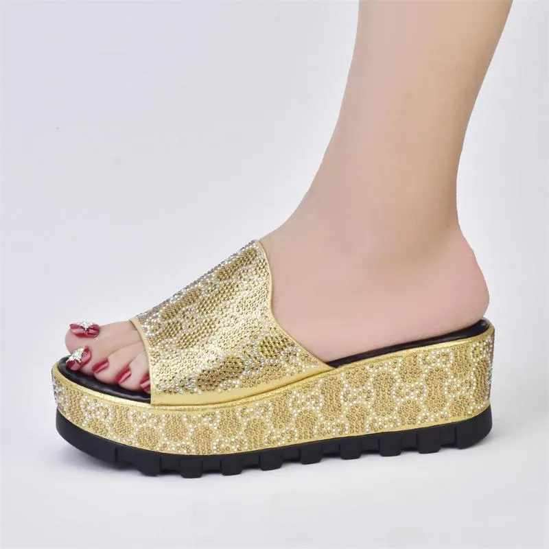 Sandalen Italiaanse vrouwen schattige Afrikaanse bruiloft Hoge hakken schoenen Rhinestones Design Nigeria Lady Pumps D29-1