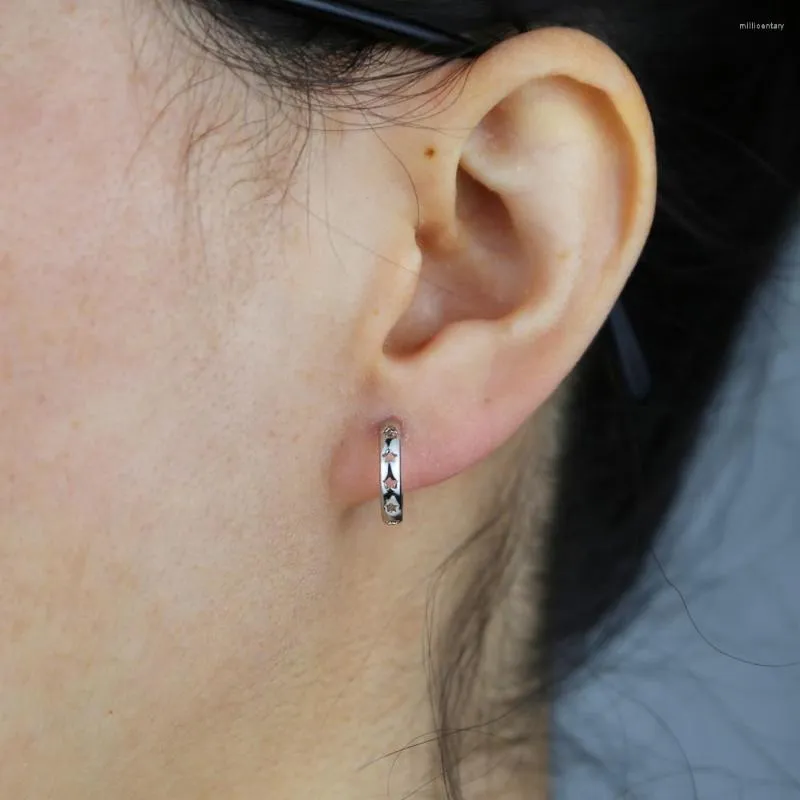 Hoopörhängen 2023 Guldfärg Enkel mode graverad ihålig stjärna Small Plain Circle Geometric European Women Earring smycken