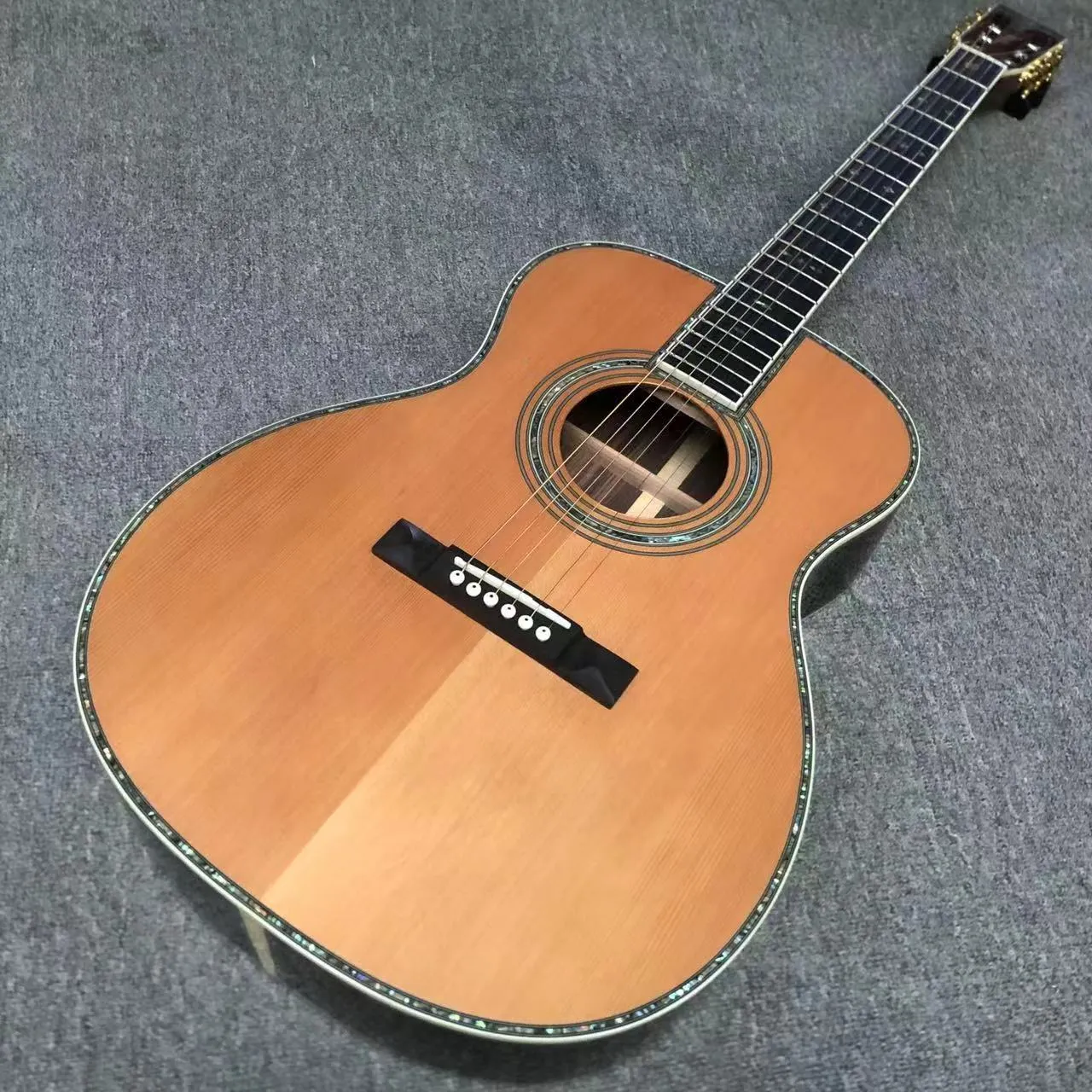 Guitare personnalisée, table en épicéa massif, touche en ébène, éclisses et dos en palissandre, reliure en véritable coquille d'ormeau, guitare acoustique 39 "de haute qualité de la série OM