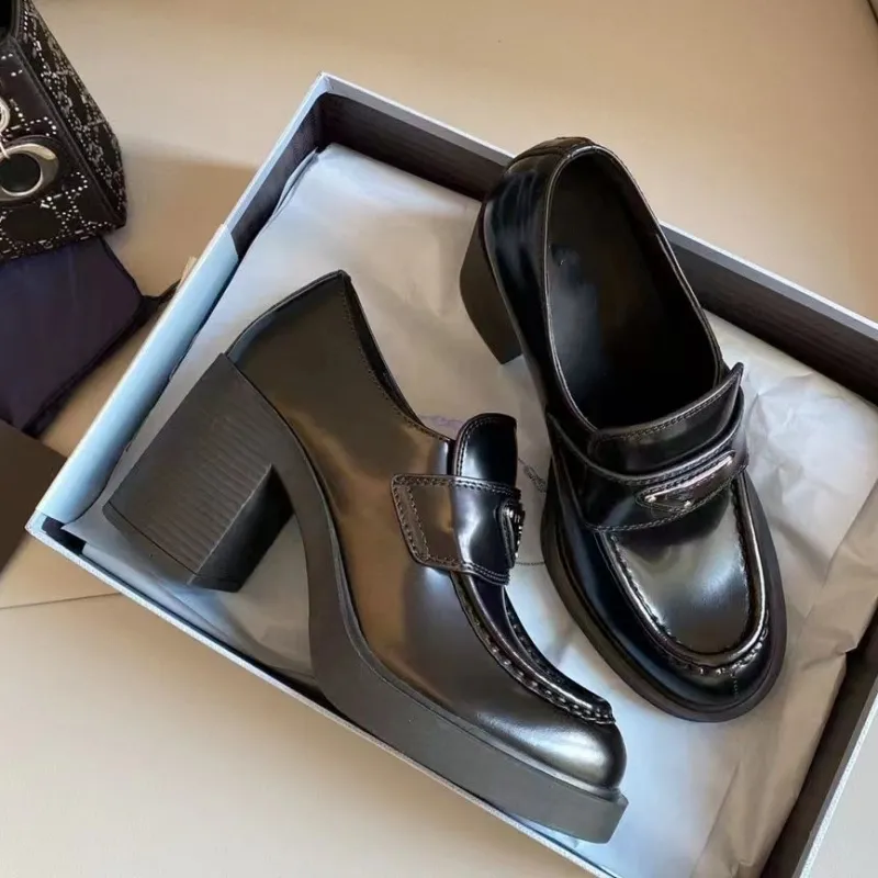 Triângulo logotipo sapatos femininos designer casual sapato de couro preto geral adicionar plataforma de salto alto clássico mocassins claros sapatos femininos formais