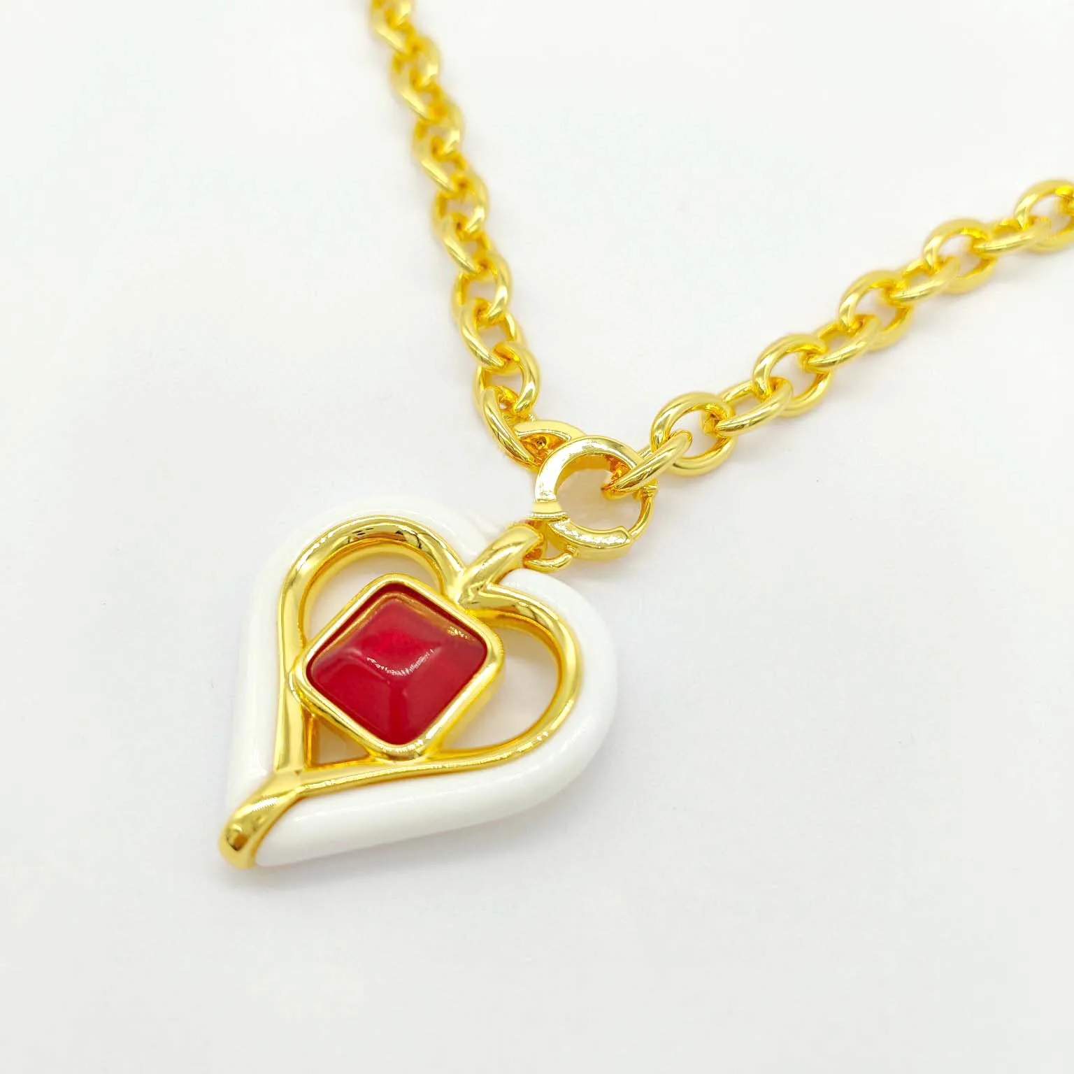 Collier avec pendentif en forme de cœur, breloque de qualité de luxe, avec diamant rouge, plaqué or 18 carats, avec boîte à timbres, Ps7520a, 2023