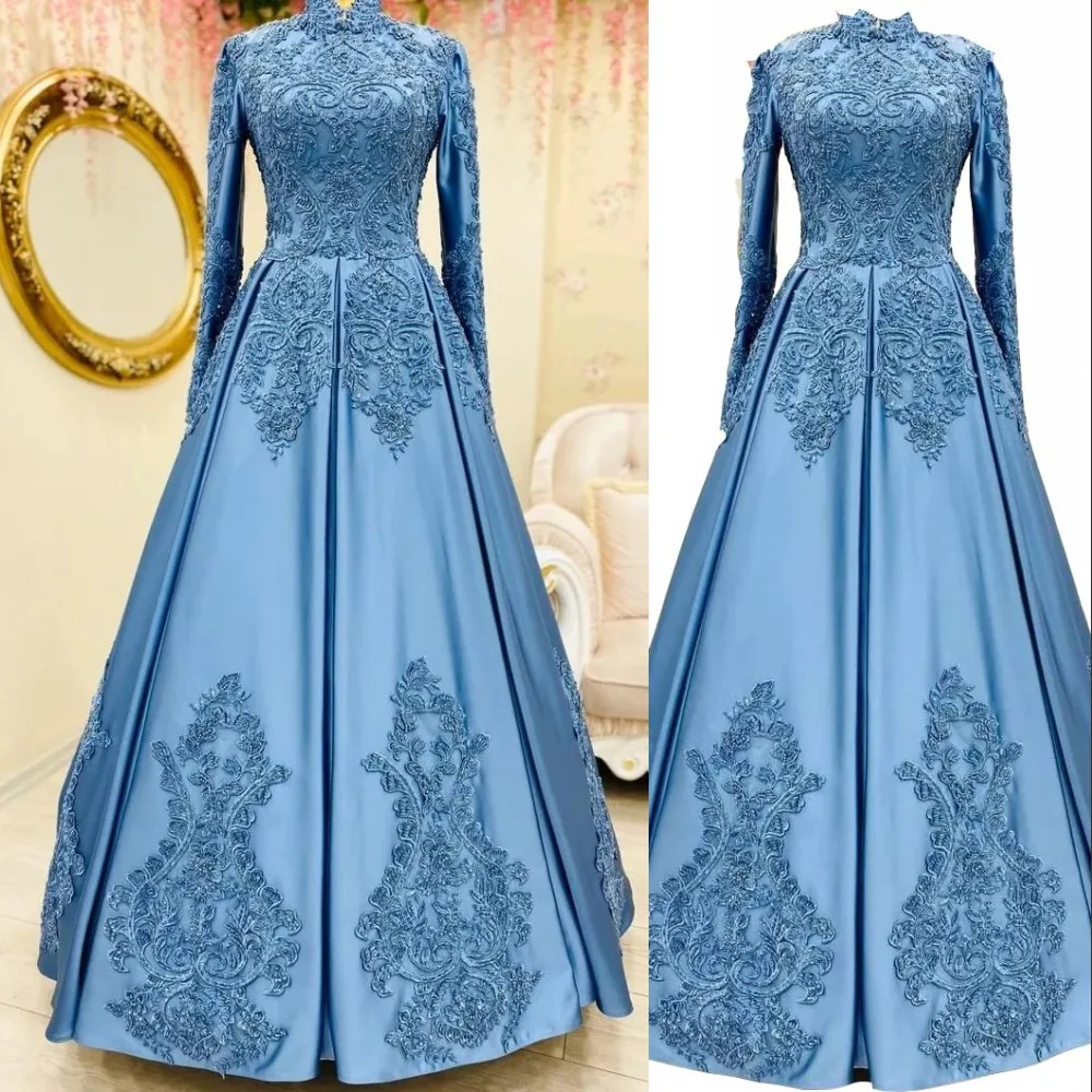 2023 Abiti da sera musulmani blu Indossare collo alto maniche lunghe Applique in pizzo Perline Abiti da ballo in raso Elegante abito formale da donna Robe De Marriage Lunghezza del pavimento