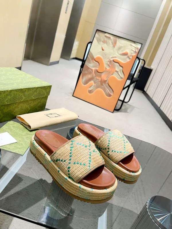 2023 De nieuwste mode dikke bodem slippers klassieke dameshoogte ontwerper kleurstof door schapenvacht procesafdrukken veelzijdige stuk slippers met doos