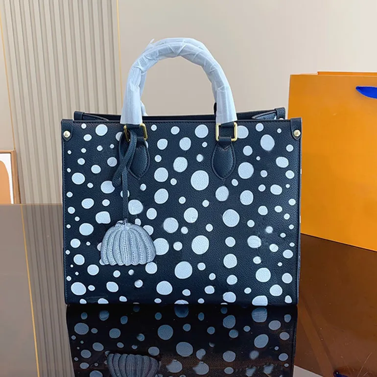 34 cm kvinnor totes väskor designer lyxiga axelhandväskor polka dot strand butik väska pumpa tygväskor duk äkta läder dam handväska stor kapacitet två långa remmar