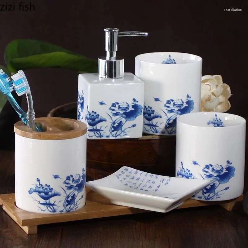 Badtillbehör Set Blue and White Ceramic Badrum Fem stycken tvättuppsättningar tandborstehållare munvatten kopp lotion flaskan tvålrätt