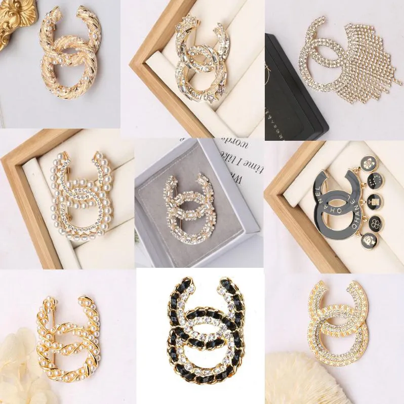 20style Brand Designer C Dubbla Bokstav Broscher Kvinnor Män Lyx Strass Diamant Kristall Pärla Brosch Kostym Laple Pin Metall Mode Smycken Tillbehör