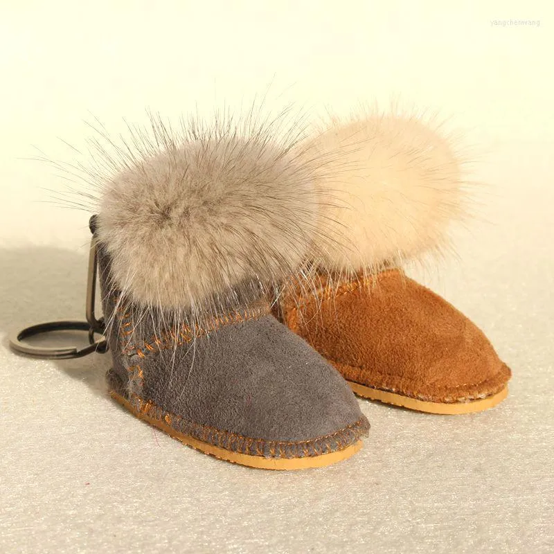 Keychains Luxury Fluffy Pompom äkta Real Leather Boot Shoe Keychain for Women Car Key Chain Bagpack Charm Accessories Pendant