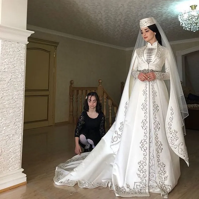 Elegancki Kaftan arabski linia suknie ślubne na szyję haftowane zroszony długie rękawy muzułmańskie suknie ślubne peleryna biała satynowa suknia dla panny młodej sąd pociąg