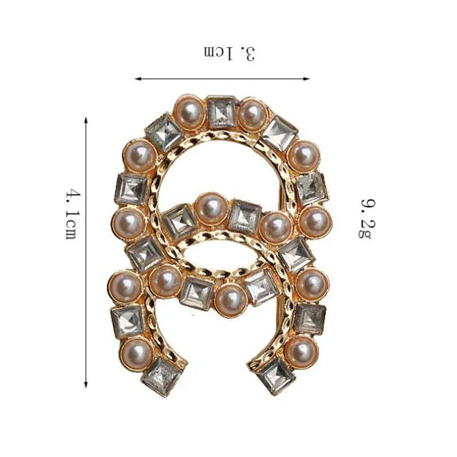 20style العلامة التجارية الشهيرة luxurys Desinger Brooch Women Rhinestone Pearl Letter Brouches Suit Pin المجوهرات ملحقات الديكور