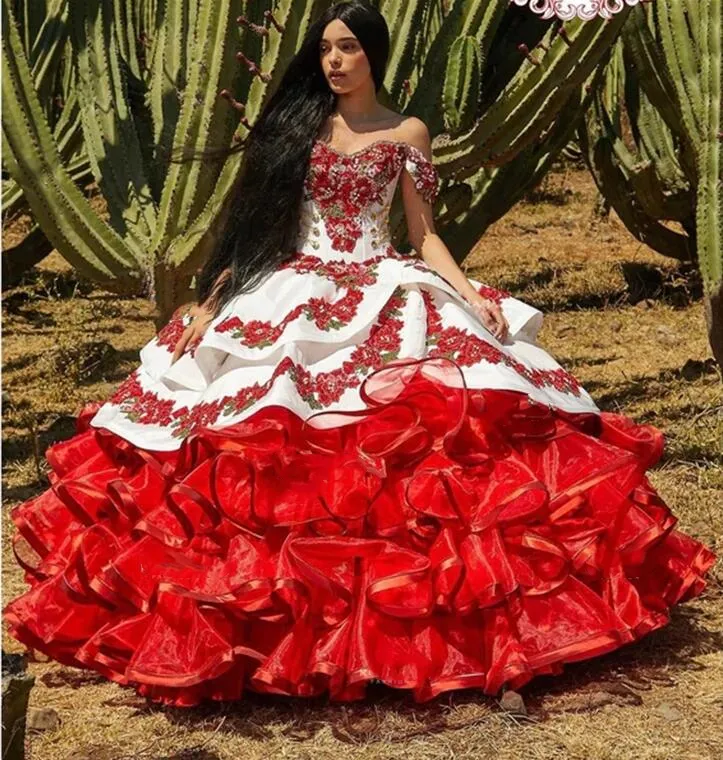 Red Floral Charro Quinceanera klänningar Bollklänning från axeln Tiered Organza Appliques Mexikanska söta 16 klänningar Vestido 15 Anos Evening Prom Wear