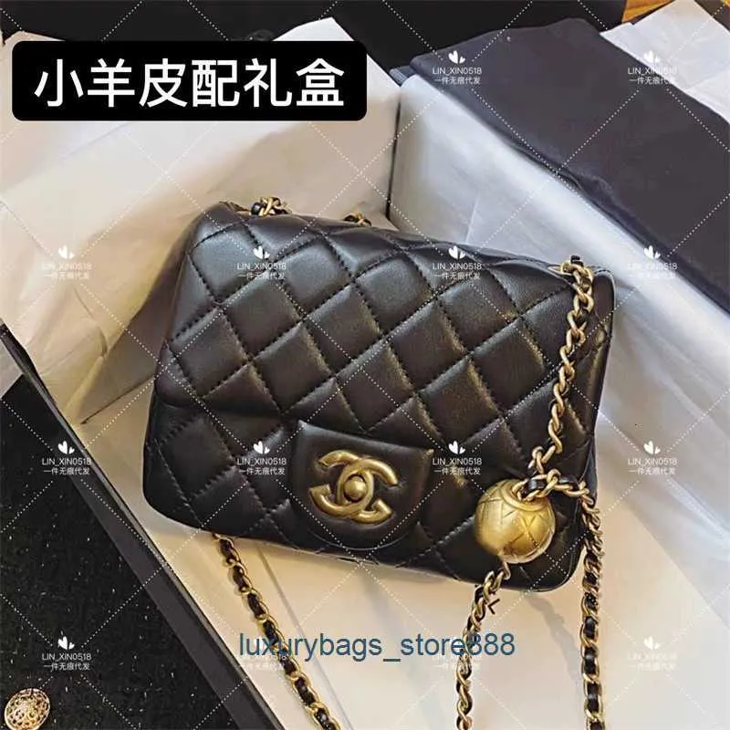 Fabrikhandtaschen werden online exportiert. Xiaoxiangjias klassische quadratische, fette, kleine goldene Balltasche 2023, neue Lamm-Rhombus-Einzelschulter-Msenger-Kette