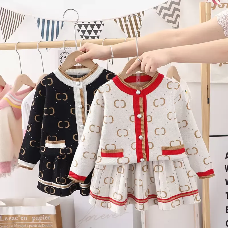 2023 Set di abbigliamento per bambini Set di abiti in due pezzi per neonate Designer maglione lavorato a maglia abiti maglioni e gonna Abiti da principessa Abiti nero rosso