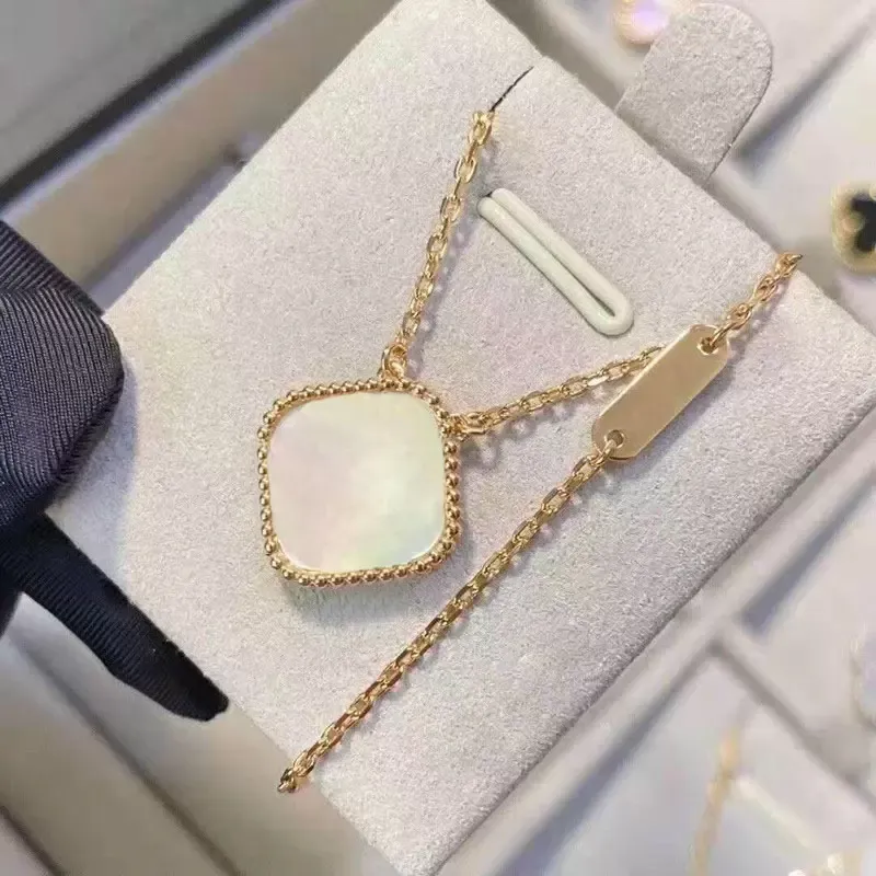 Modedesigner halsband klassisk elegant klöver guldhalsband gåva för kvinna smycken hänge hög kvalitet 18 färg män lady silver halsband