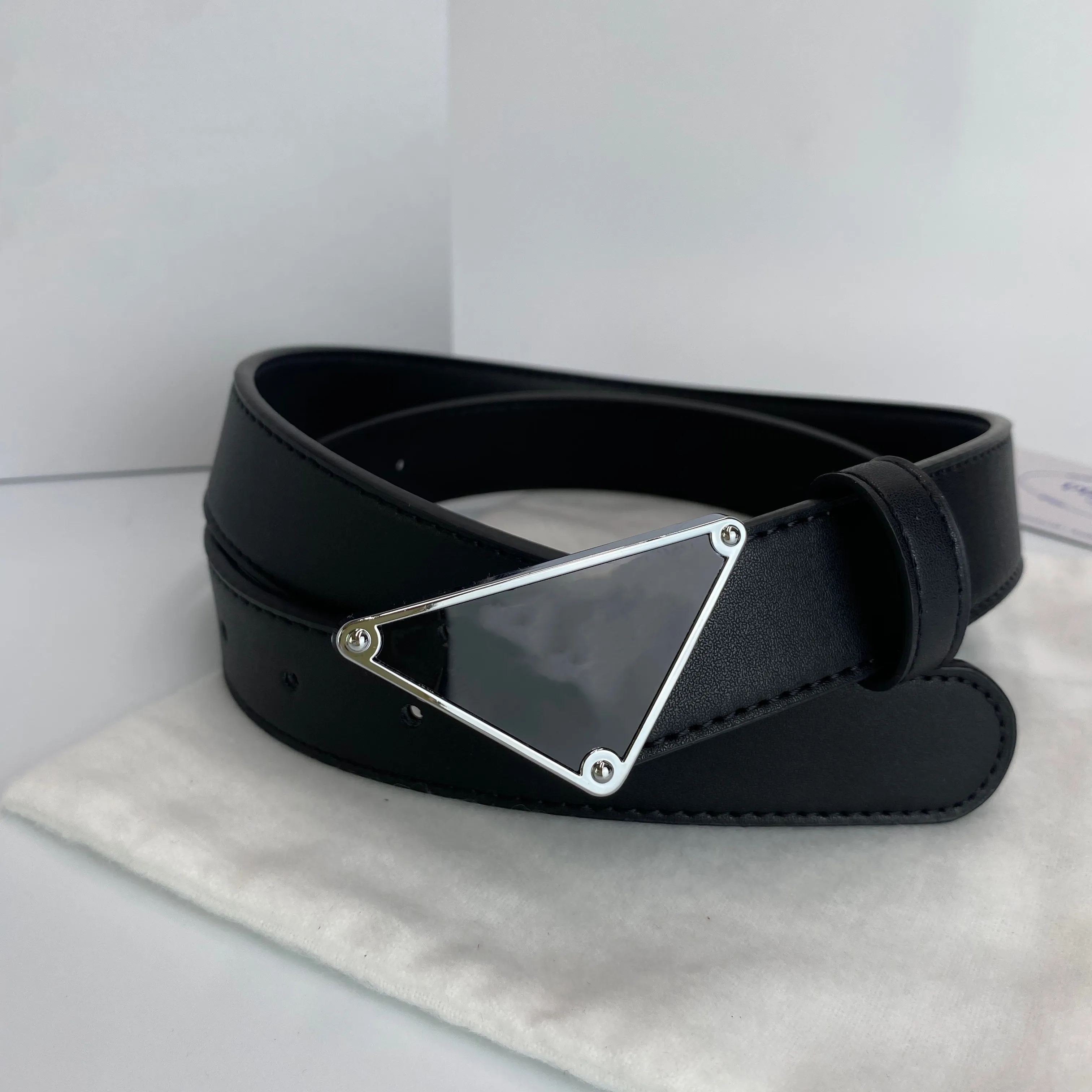 Ceinture en cuir lisse Des ceintures de luxe Descente pour hommes boucle de mode de mode véritable ceinture en cuir avec largeur de boîtier 30 mm de boucle triangle en métal