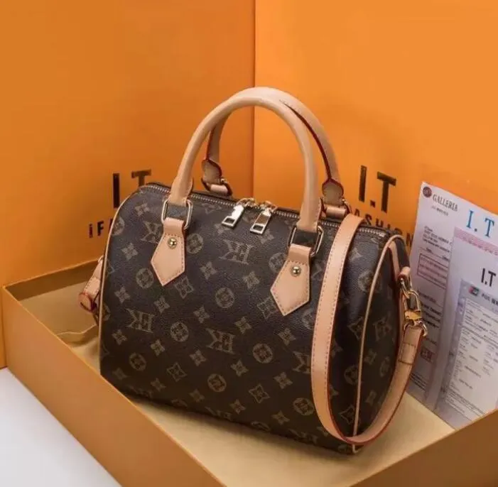 2023 NOVAS bolsas de designer feminino que gostam de luxo em relevo Bolsa de ombro de ombro de luxo de alta qualidade Carteira de couro PU Bandeira 668