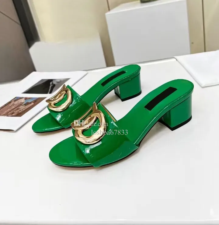 Kvinnors lågklackade tofflor Fashion Bright Leather Metal Buckle Soft Sandals Luxury Runway Casual Beach Shoes Box Storlek 35-42