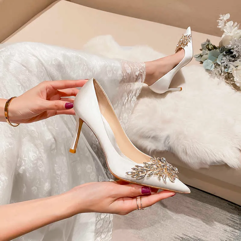 Scarpe eleganti 2021 Nuove donne di cristallo Décolleté Punta a punta Tacchi sottili Macchia bianca Poco profonda antiscivolo Abito da sposa Sposa Tacchi alti Scarpe Taglia 34 G230130