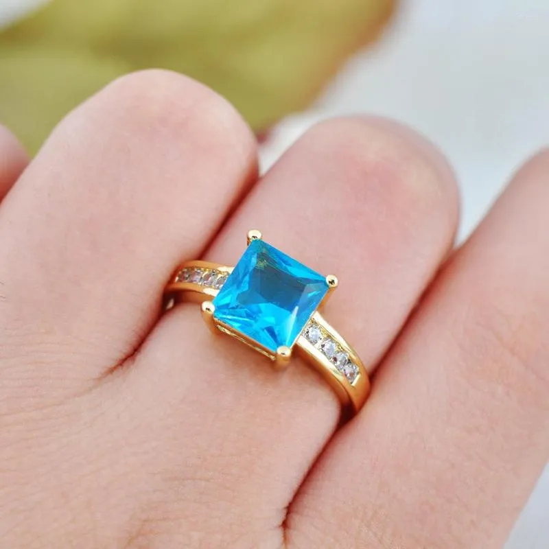 Anneaux de mariage Mignon Femme Cristal Bleu Pierre Bague Vintage Jaune Or Couleur Pour Femmes Petite Mariée Carré Zircon Fiançailles