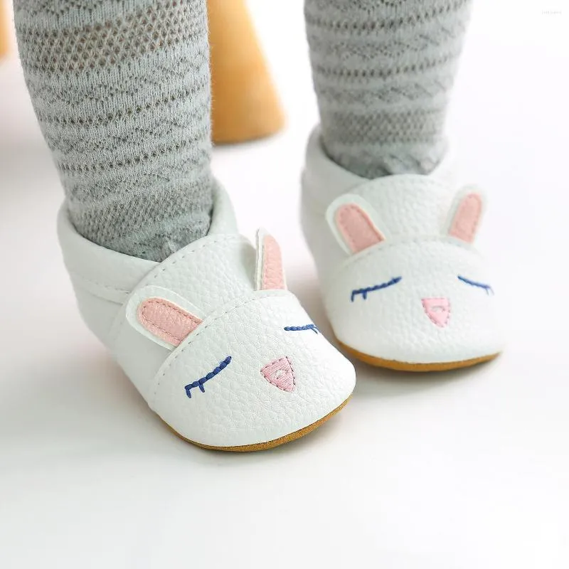 First Walkers Baby Shoes Pu Invlip inlipred ولدوا أحذية رياضية ناعمة وحيد الرسوم المتحركة المشي من 0 إلى 18 شهرًا