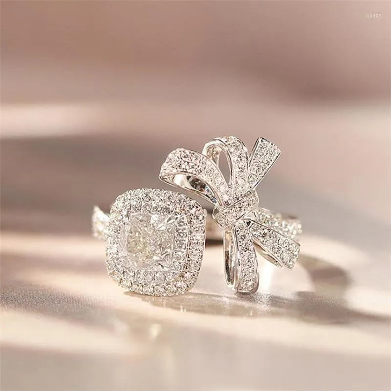 Pierścienie klastrowe przybycie błyszcząca luksusowa biżuteria biały złoto napełnienie poduszka kształt sześcien cyrkonu srebrny damski pierścień na łuk ślubny prezent