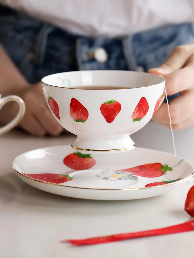 Cups Saucers Home Strawberry Bone China Coffee Tea Cup Saucer Set Simple Lovely Afternoon Teacup Handpainted Drinkware