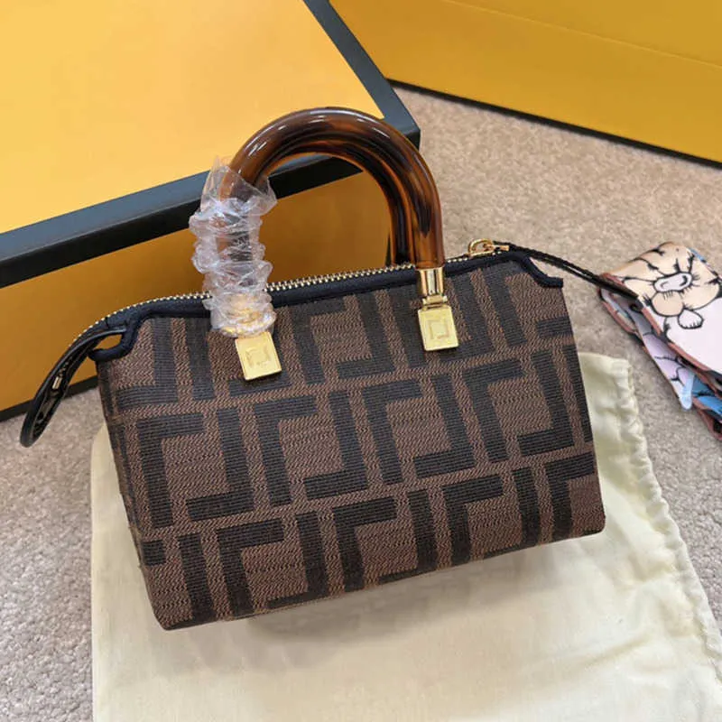 Nya handväskor axelväska kvinnor mini designer väska handväska klassiskt brev mönster kvinnor mode korskropp med silkescarf