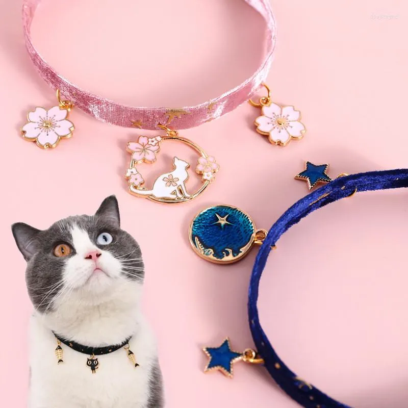 Collares para perros Collar de Gato de dibujos animados con colgante de estrella y luna gatito pajarita de terciopelo accesorio de seguridad proveedor de perros y gatos