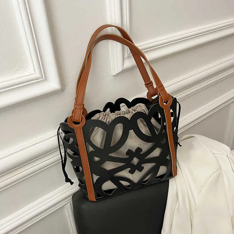 Liten design ihålig vävd väska kvinnors nya högkapacitet en-axel tygväska modekorg handväska